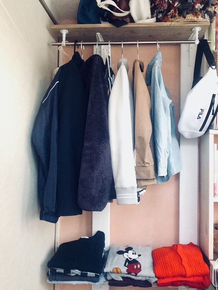 棚上、下段の棚板にも色々収納できるように♡