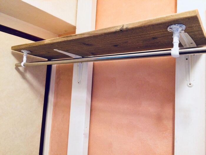 棚を取り付け、ハンガーラックを作成。