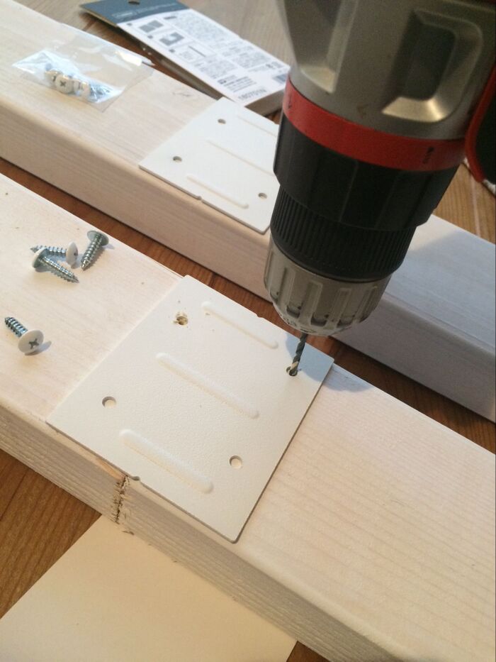 アイアンジョイントを繋ぎ目に置き、下穴を開ける。