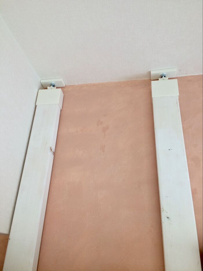 上側のネジを回して柱を設置する。