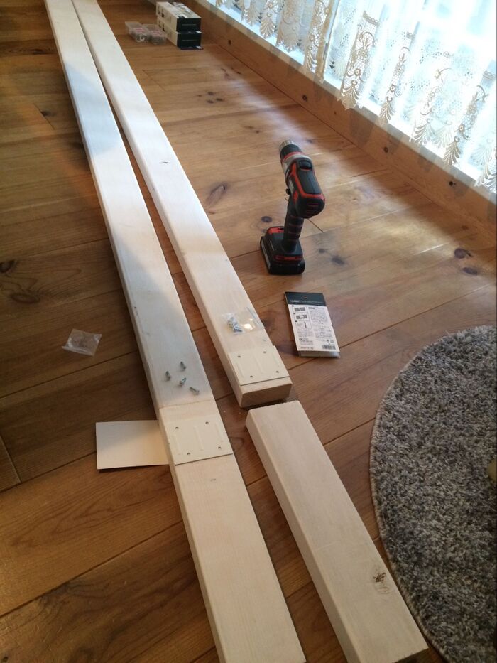 2×4材をつなぎます。