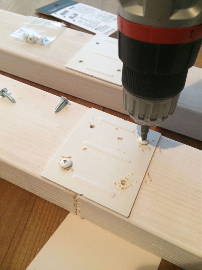 ドライバーで下穴にビスをもむ。