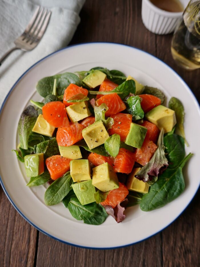 柚子胡椒がピリッと爽やか!サーモンとアボカドの春色サラダ