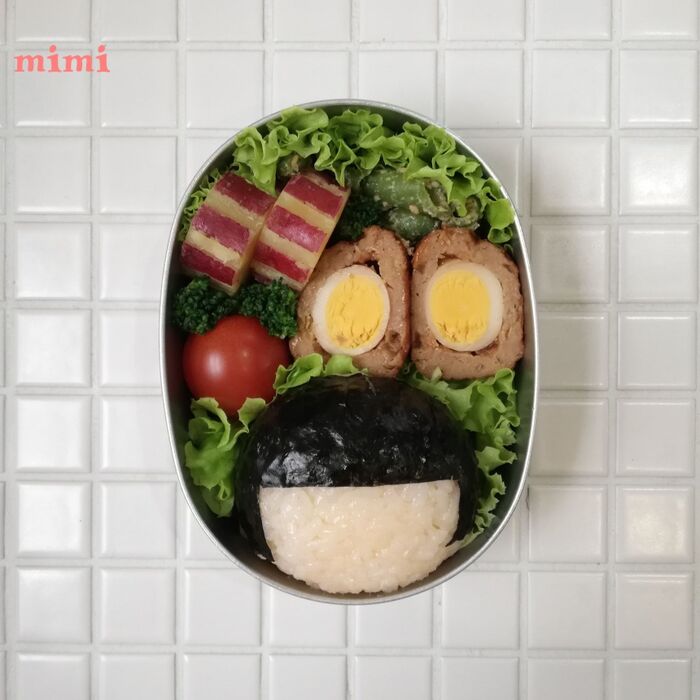 ④おにぎりを詰めます。