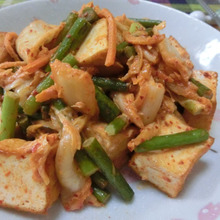 マヨとごま油だけ♪ 厚揚げとにんにくの芽のキムチマヨ炒め