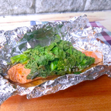 春の野菜で貧血予防に!切って包むだけ☆菜の花と鮭のハニーマスタードホイル焼き