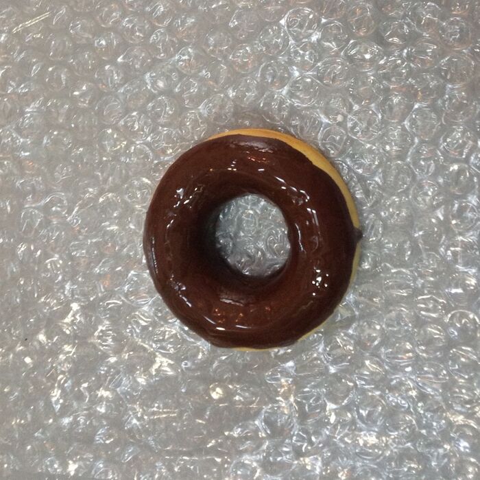 チョコレートをコーティングする様に茶色のアクリル絵の具を塗ります