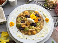 お花畑のようなカラフルカリフラワーのスープパスタ!