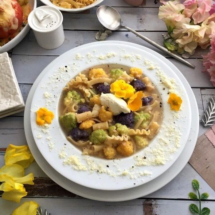 お花畑のようなカラフルカリフラワーのスープパスタ!
