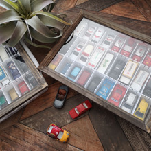 100均フレームで見て楽しめ、子どもが片付けられるトミカ収納ケース