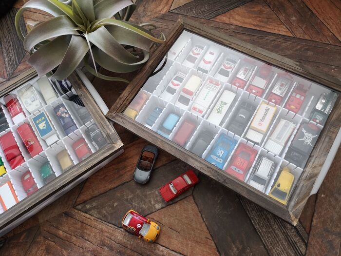 100均フレームで見て楽しめ、子どもが片付けられるトミカ収納ケース