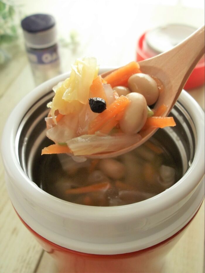 スープジャーにどんどん入れるだけ♪煎り大豆とブラックペパーの食べるスープ