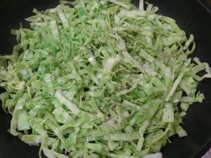 2.キャベツを炒める