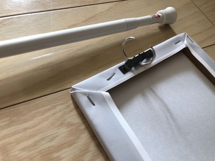 カードリングをパネルに通して突っ張り棒に通して留めるだけ!