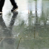 いきなりドライヤーはNG!濡れた靴を乾かす際に気をつけるべき点とは