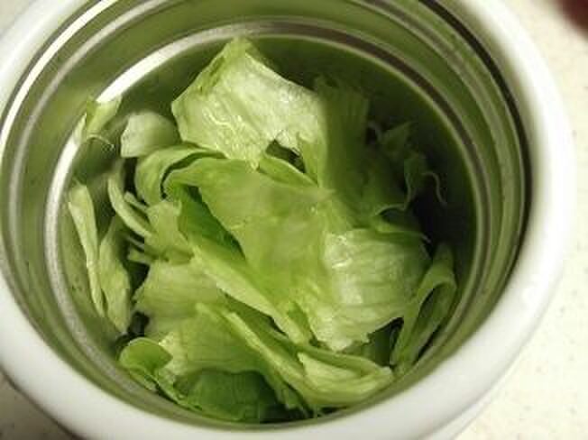 ちぎったレタスを入れる