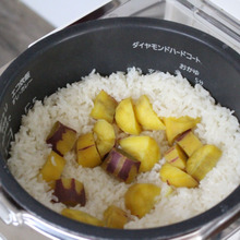 簡単お手軽『炊き込みお芋ご飯』栗みたいでホクホク美味しいです♪