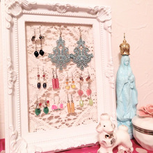 【百均の額縁にドイリーを貼るだけ】ピアスディスプレイフレームをハンドメイド