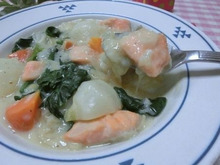 ルゥもホワイトソースも不要! 鮭とほうれん草のとろろシチュー