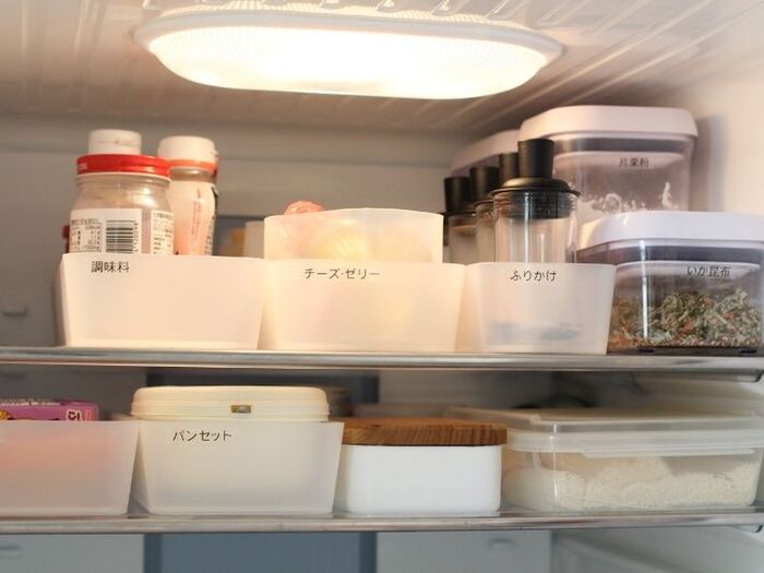 ダイソーと無印がシンデレラフィット!冷蔵庫のバラつく食品を取り出しやすくスッキリ収納♪