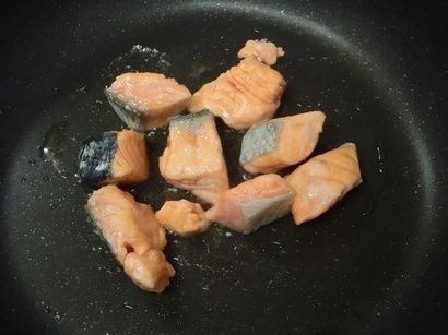 1.鮭を炒める