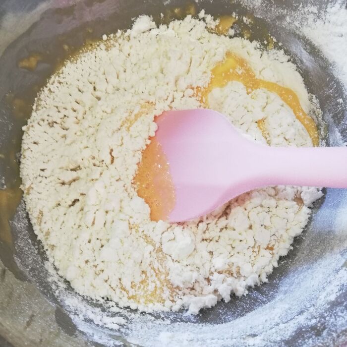 ②粉類を加えます。