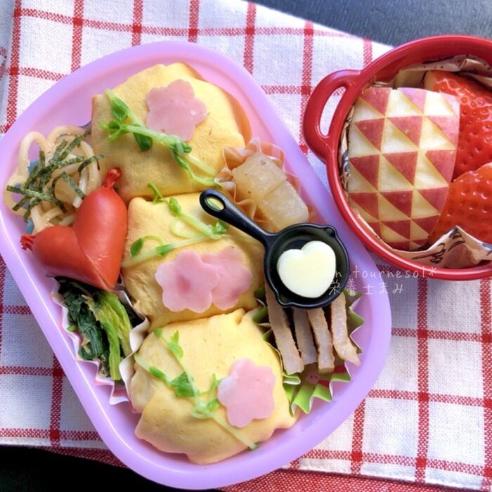 骨粗しょう症予防に!鮮やかな茶巾むすびいり❤娘ちゃん弁当❤【小松菜とレーズンの塩ナムル】