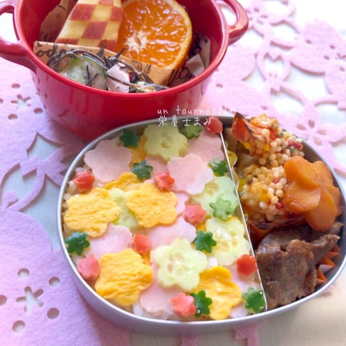 春満開でリラックス効果♪❤娘ちゃん弁当❤【トマトバジルのえび巻きピンチョス】