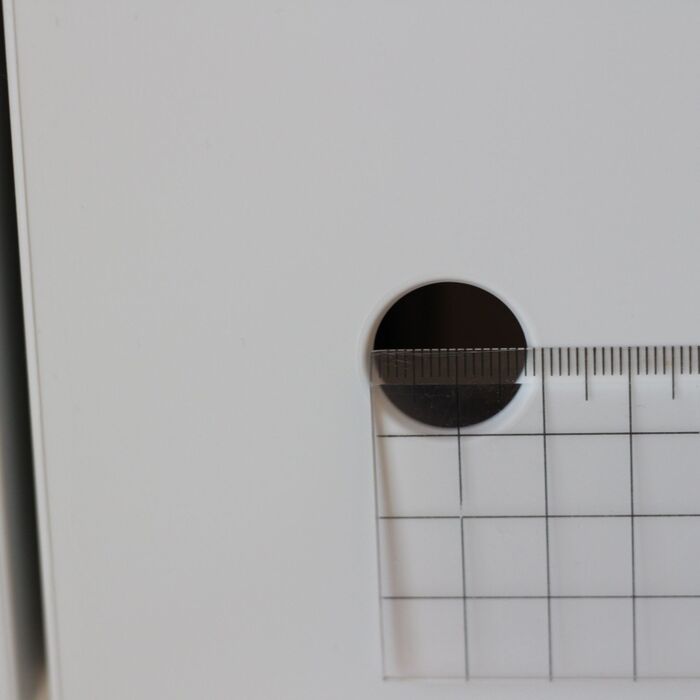 穴のサイズは1.8cm程。