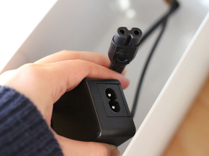 充電アダプターを外して、穴に通す。