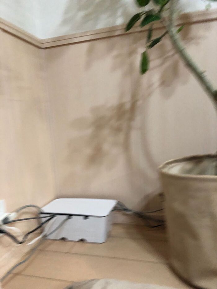 コード類収納ボックスだけだと、まだごっちゃり感