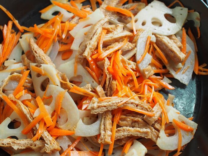 おいなりさんの皮を入れて仕上げる