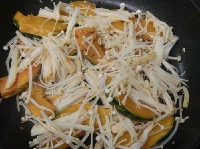 3.エノキを入れて味付けする