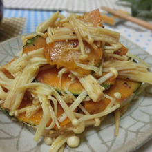 焦がし醤油で香ばしい♪ かぼちゃとエノキのガリバタ炒め