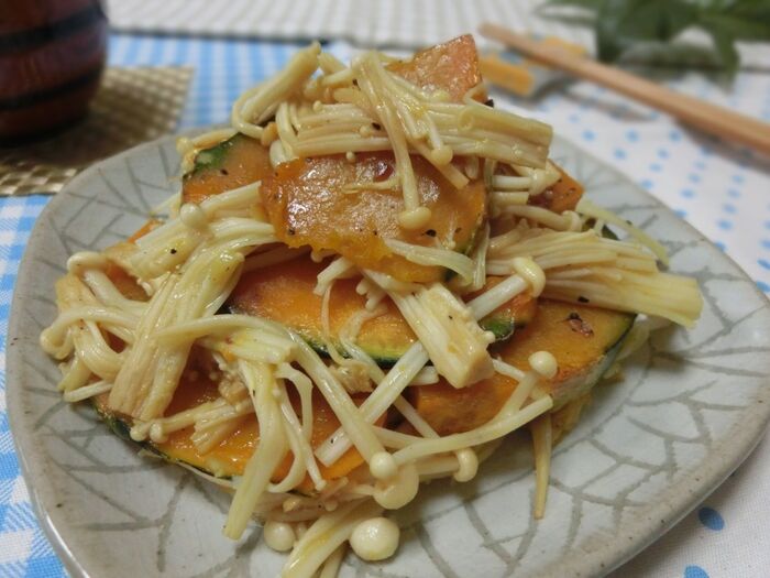 焦がし醤油で香ばしい♪ かぼちゃとエノキのガリバタ炒め