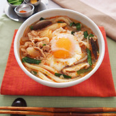 おうちで簡単!韓国風レシピ「キムチと豚バラの煮込みうどん」