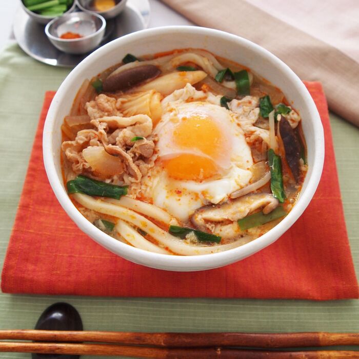 おうちで簡単!韓国風レシピ「キムチと豚バラの煮込みうどん」