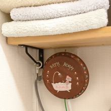 ペタンと貼るだけで簡単コンセント隠し