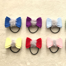 冬のキッズパーティーのおしゃれに!色違いで作りたいフェイクファーヤーンとフェルトのリボンヘアゴム