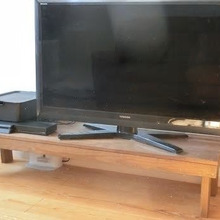 テレビ裏の厄介なコードを撃退したら白い壁が見えた!!