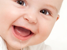 赤ちゃんの「よだれ」いつから始まっていつまで続くの?