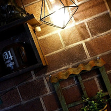 こんなの欲しかった!ダイソーのインテリア電球を使ってキッチンの壁にライトが出現