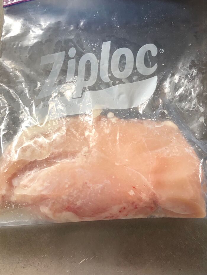 鶏むね肉を塩麹につけておきます。
