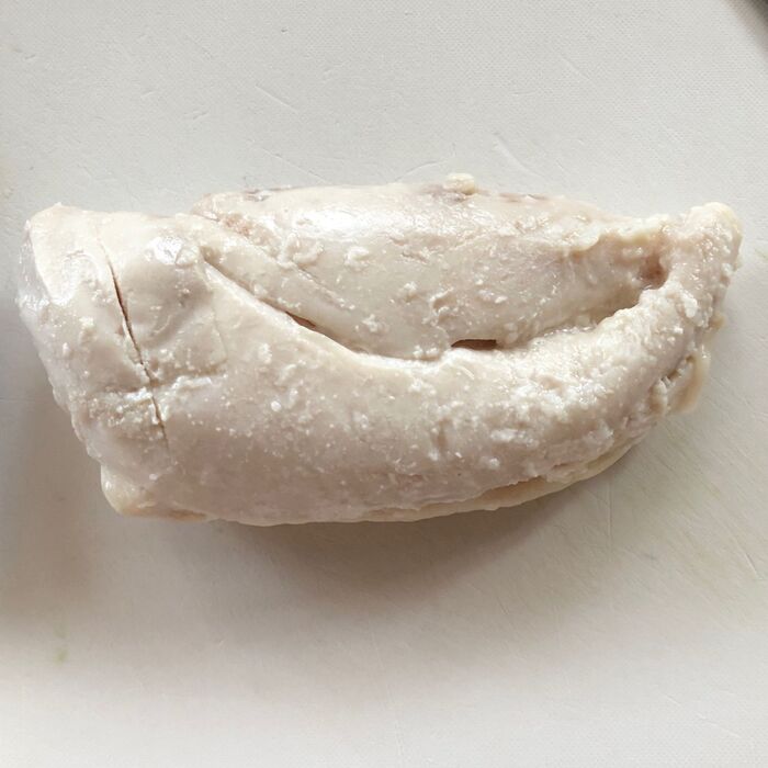 鶏肉をスライスする。