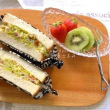 美肌効果も♪ピクニックにぴったりのしらすとクルミの梅サラダサンド