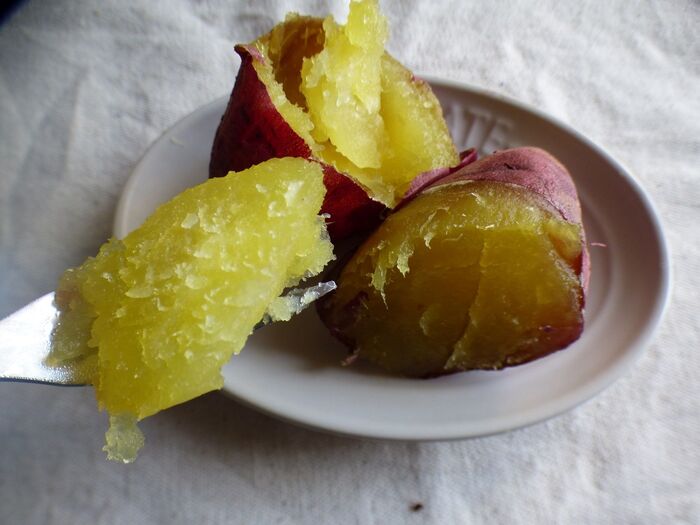 柔らかいのでフォークやスプーンで・・