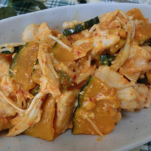 ボリュームおかず☆ 鶏むねとかぼちゃのキムチこくまろ炒め