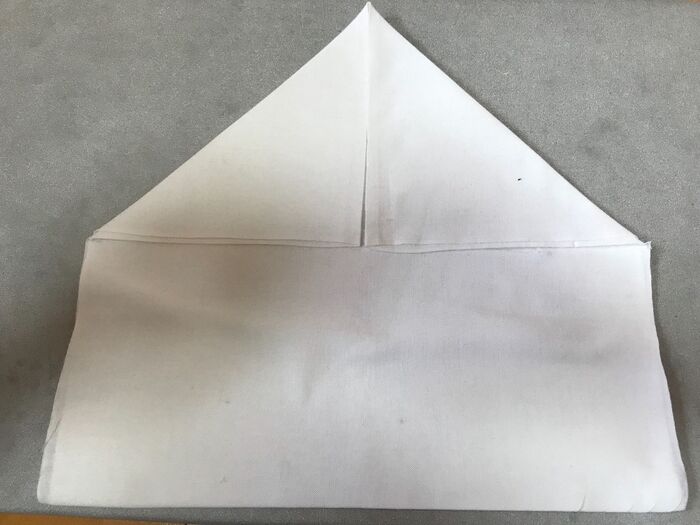 上の部分を三角に折る。
