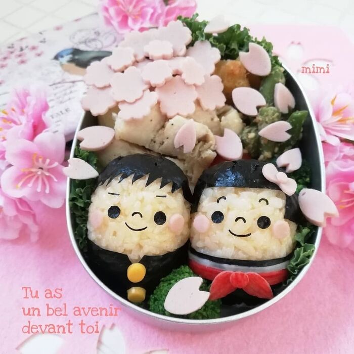 桜の木の下で、おめでとう!卒業弁当