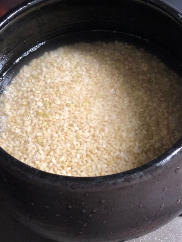 土鍋に玄米、水をいれる。